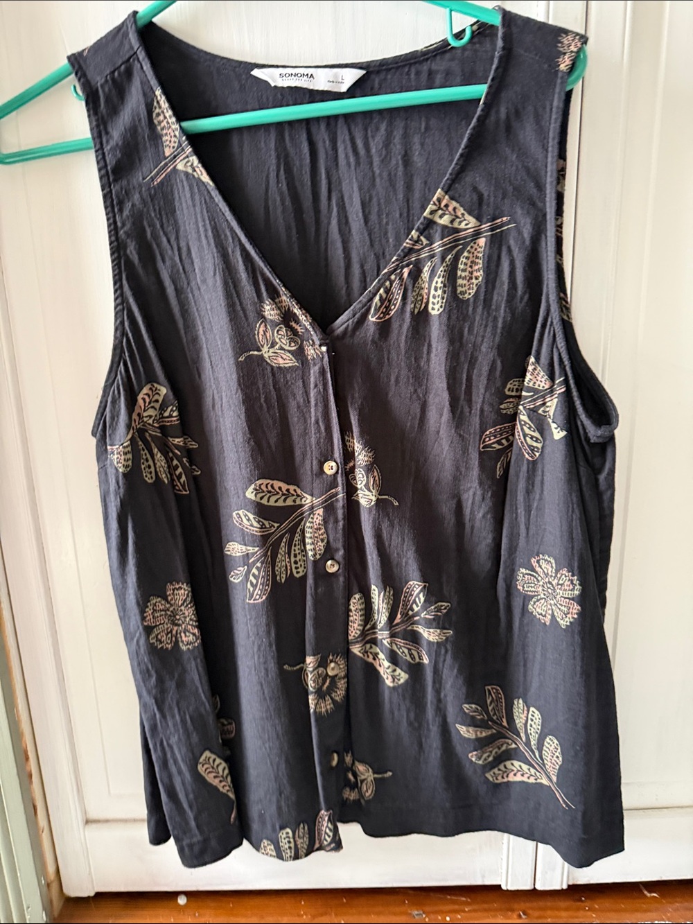 Sonoma Black Sleeveless V-Neck Button-Front Top with Cream Floral Print